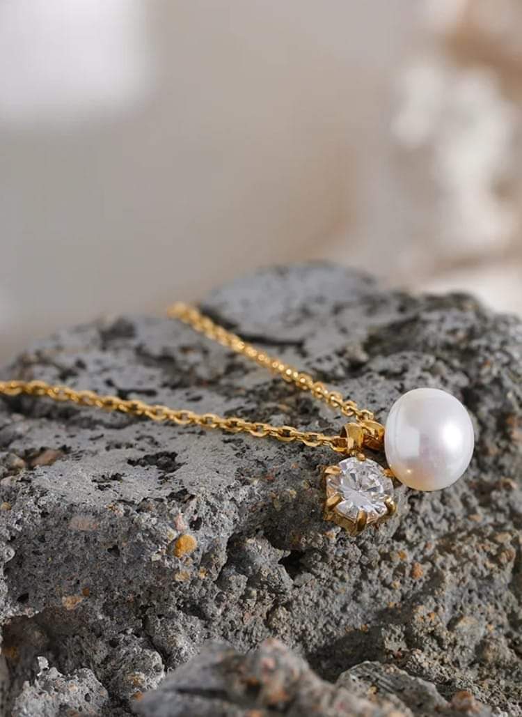 Exquisite Stainless Steel Cubic Zirconia Natural Pearl Pendant Necklace