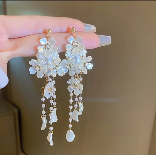 Exquisite White Flower Dangle Earrings
